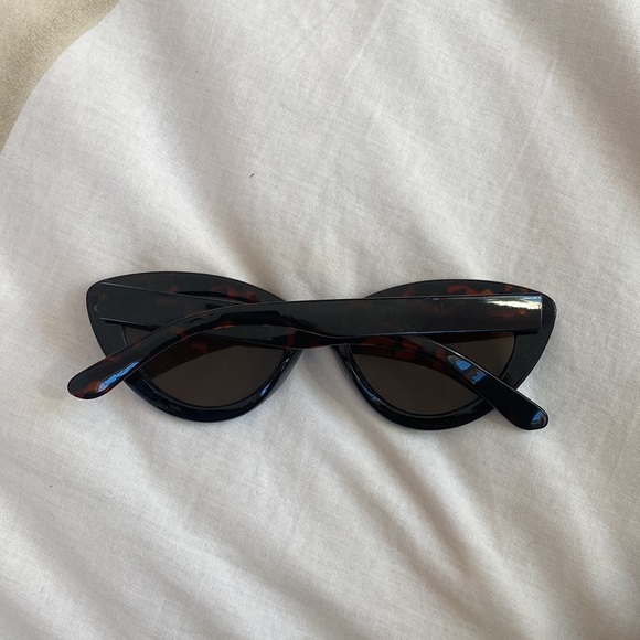 Tortoise Shell Cat Eye Sunglasses - Picture 3 of 4
